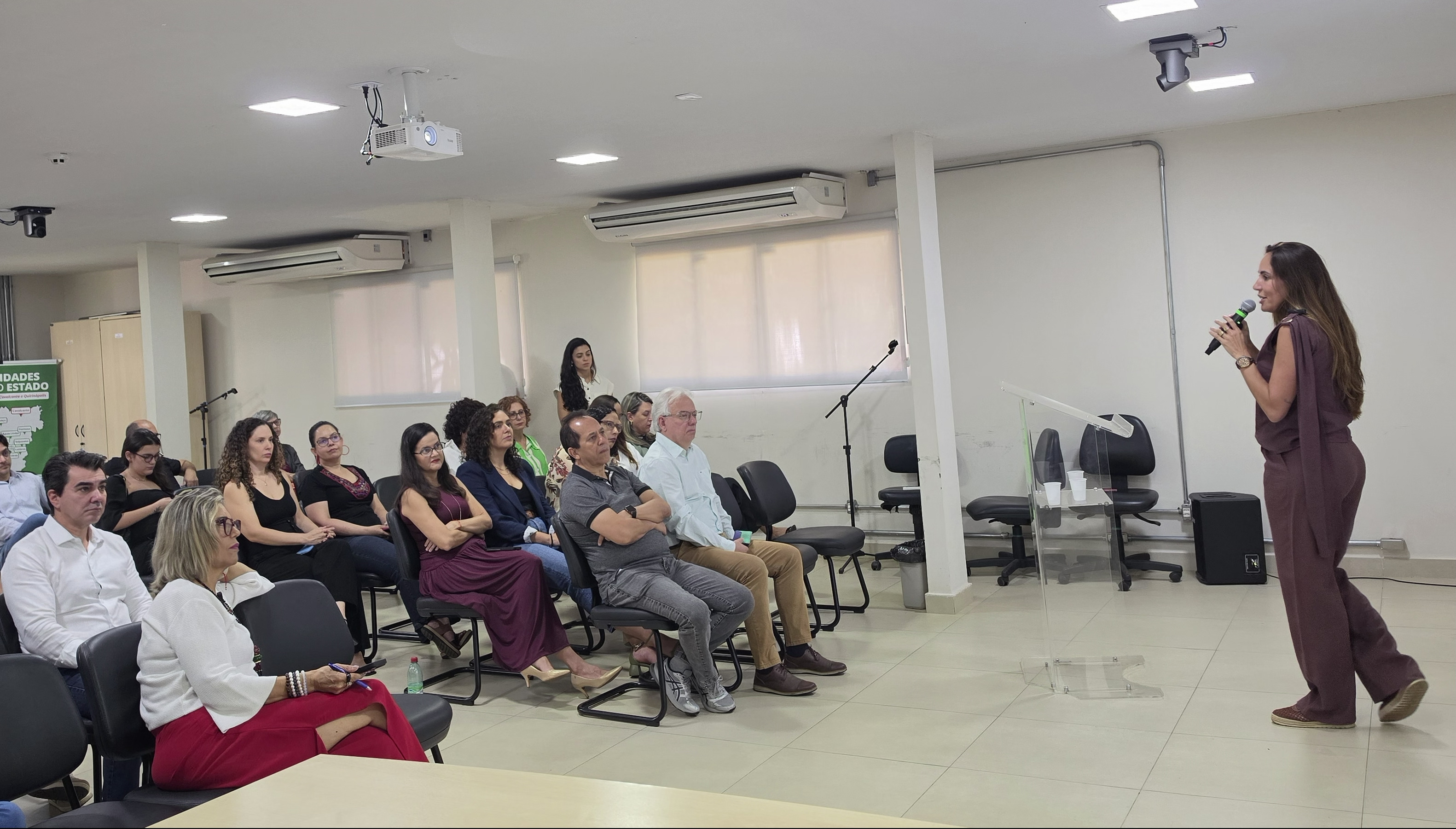 A professora Lorena Rosa, pró-reitora de Pesquisa e Pós-Graduação, apresentou a Rede Coonexa