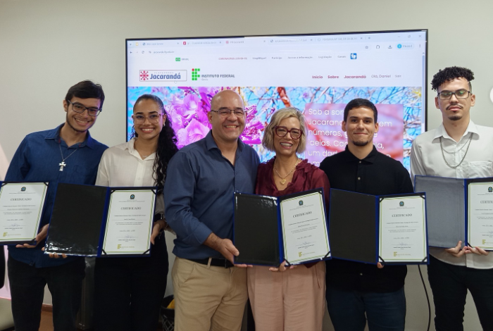 Professor Daniel Xavier, reitora Oneida Irigon e estudantes que desenvolveram a Plataforma Jacarandá no IFG 