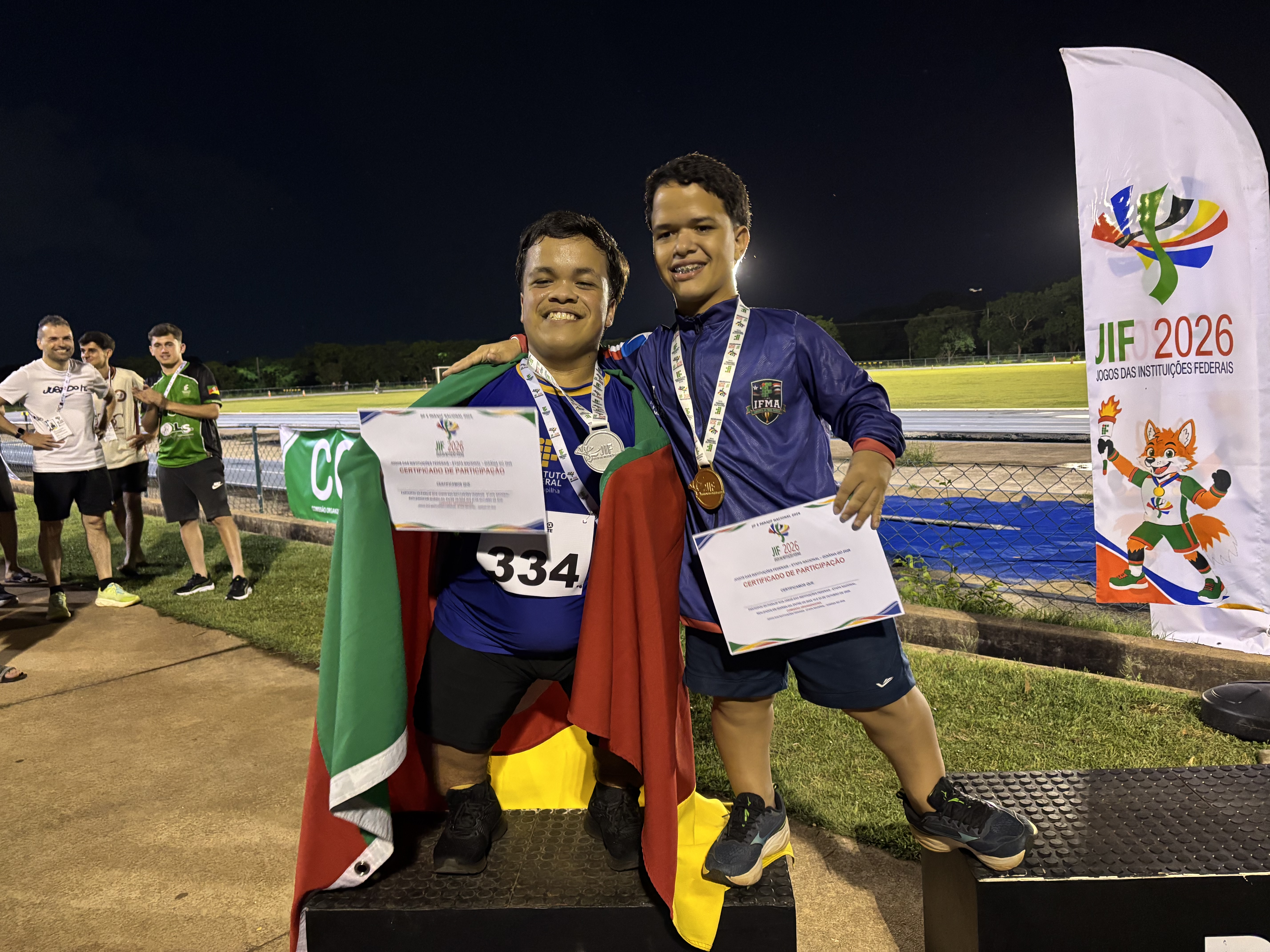 Victor Cardoso (IFFAR) e Júlio César (IFMA) foram segundo e primeiro lugar na competição de arremesso de peso