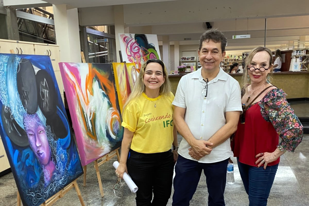 A Coordenadora de Eventos Renata Fleury e os artistas Vânia Fereo e Cejoro