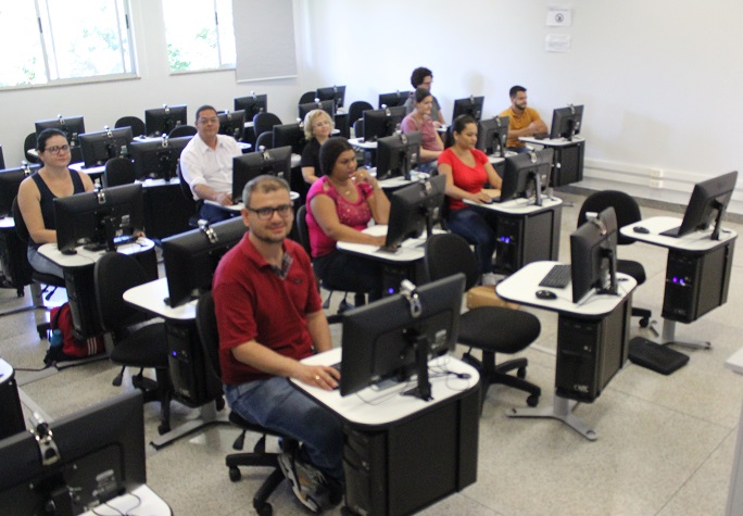 Tutores que participaram do primeiro encontro com professores do Instituto Nacional de Educação de Surdos