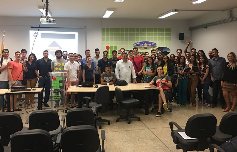 Professores e alunos do curso de Engenharia Civil com o palestrante Abel Torreal