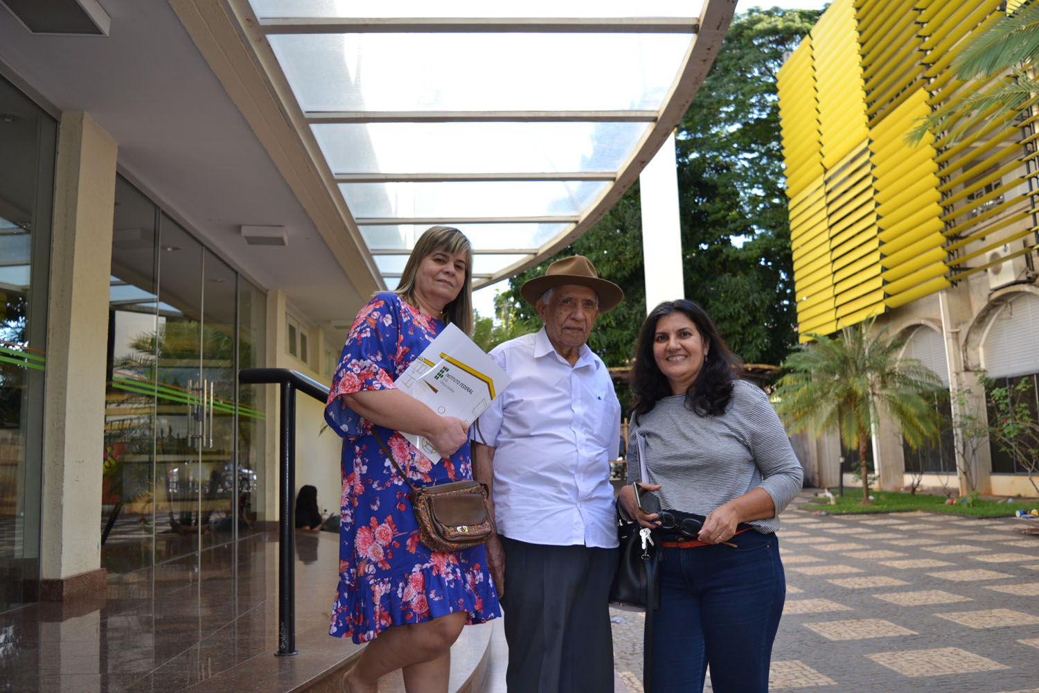 Waldemar retornou à antiga Escola Técnica de Goiânia para prestigiar a programação do Goiânia Art Déco Festival com as filhas Maria Alice e Lúcia Waldemar retornou à antiga Escola Técnica de Goiânia para prestigiar a programação do Goiânia Art Déco Festival com as filhas Maria Alice e Lúcia