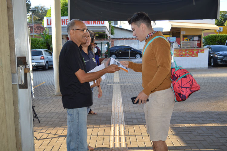 Coordenação de Eventos recepcionou alunos logo na portaria do Câmpus Coordenação de Eventos recepcionou alunos logo na portaria do Câmpus