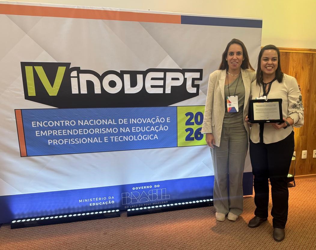Pró-reitora de Pesquisa e Pós-Graduação, Lorena Rosa, e a aluna do IFG, Deisielly Ribeiro, no InovEPT