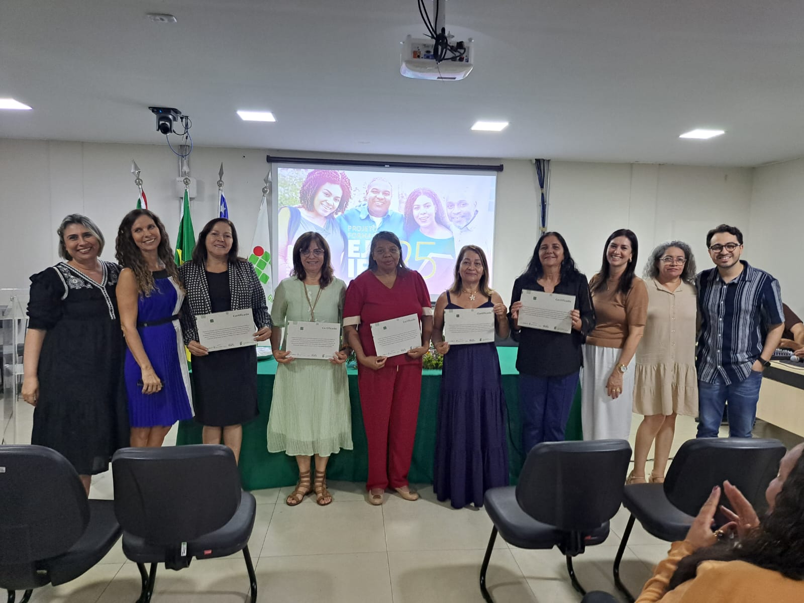 Concluintes de cursos ofertados em 2025 pelo Projeto AlmEJA participaram do evento na Reitoria