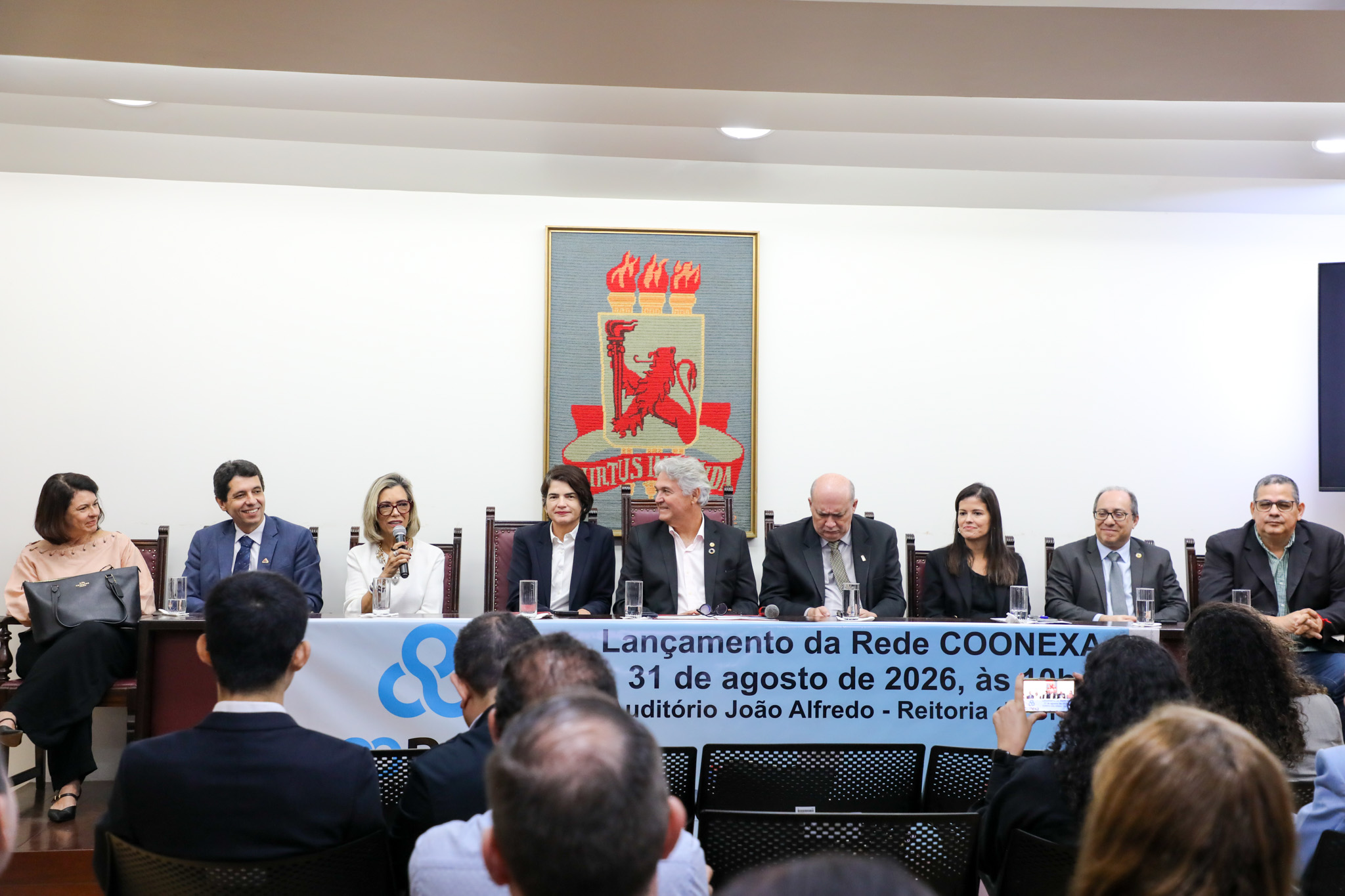 Reitora do IFG, Oneida Cristina, integra a mesa de autoridades durante o lançamento da Rede Coonexa na UFPE