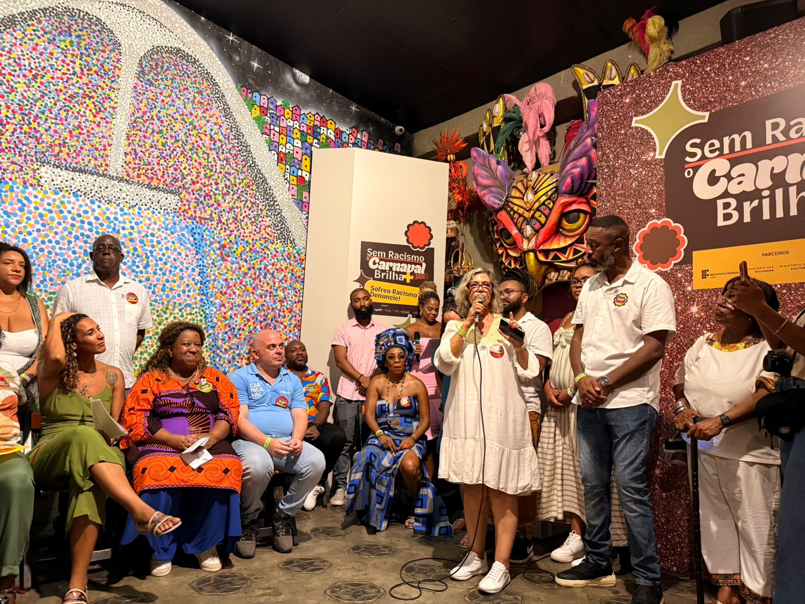 Reitora do IFG discursa durante o lançamento da campanha Carnaval sem Racismo 