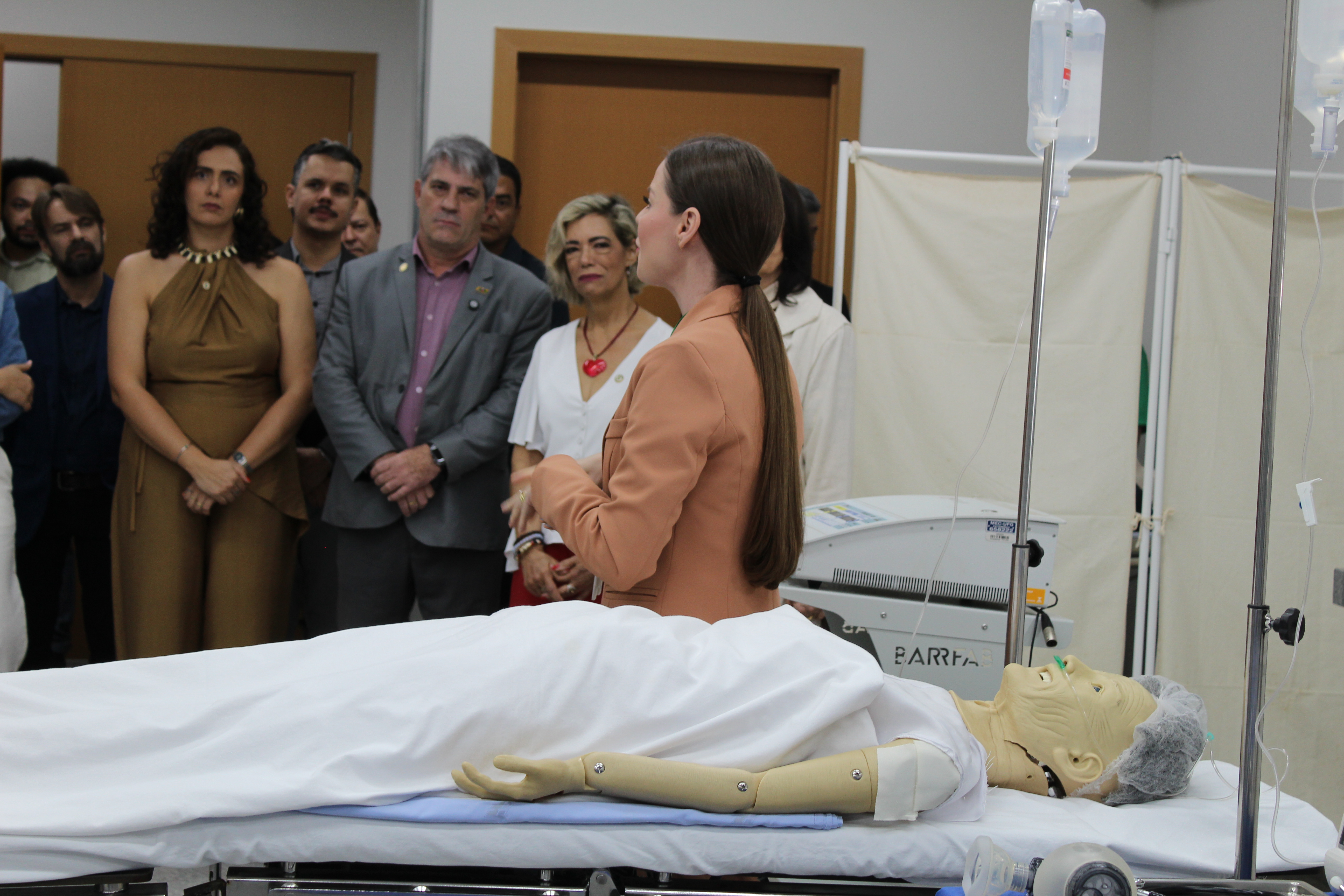 Professora Tamires apresentando aos visitantes o centro cirúrgico do novo bloco acadêmico