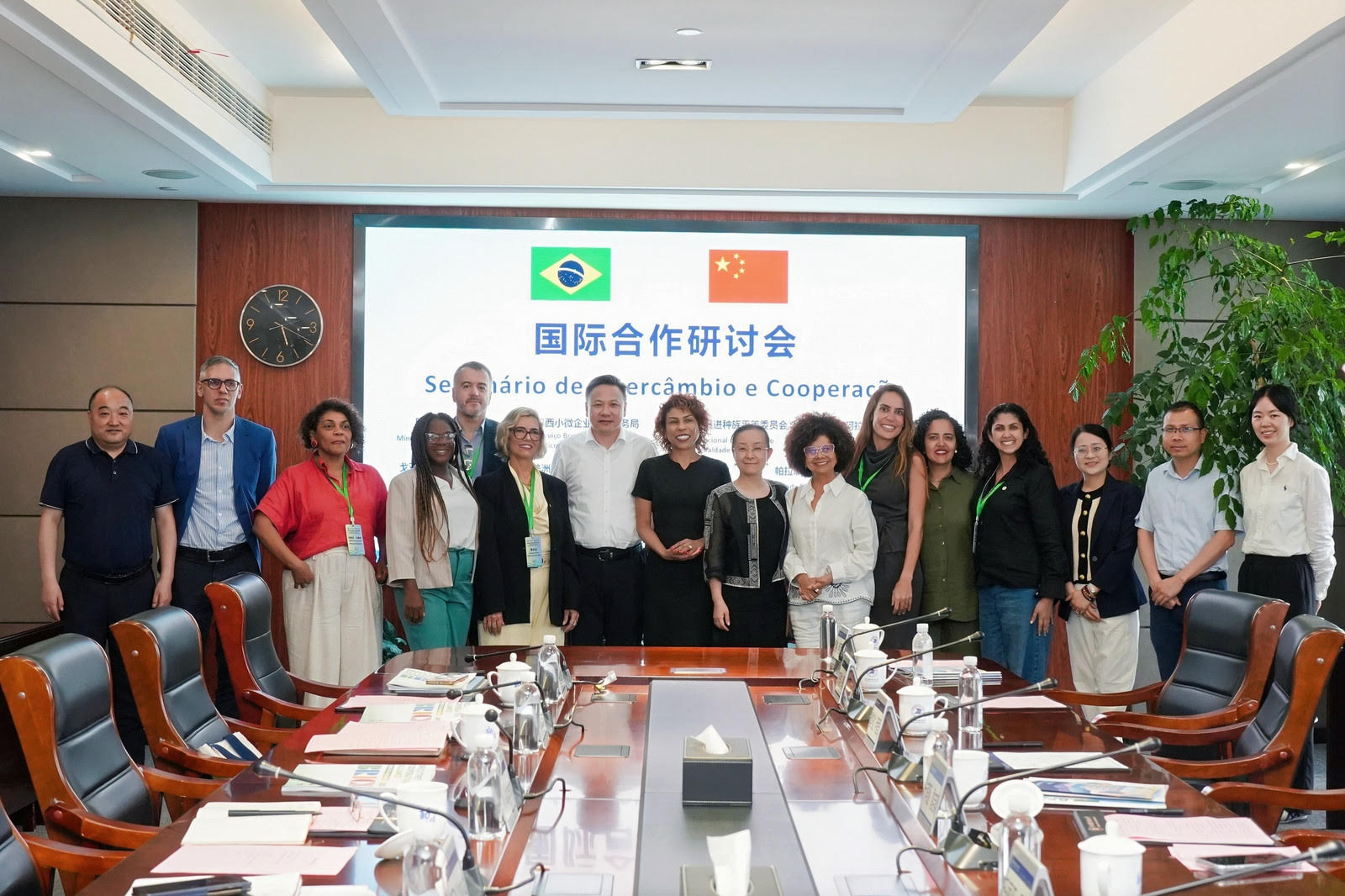 Participantes do Seminário de Intercâmbio e Cooperação na Universidade Politécnica de Ningbo
