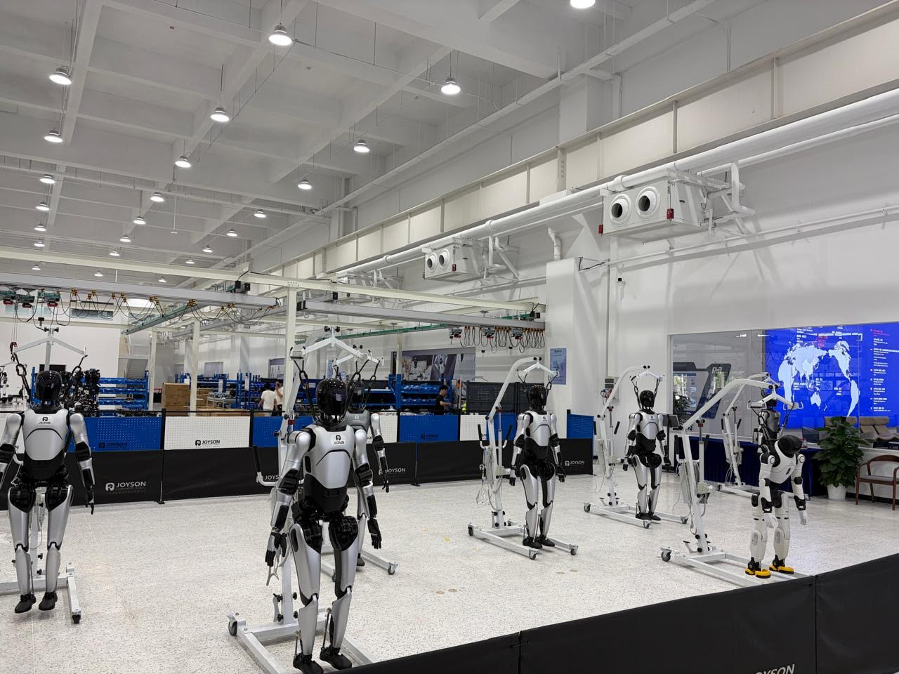 Robôs humanoides em fábrica da China