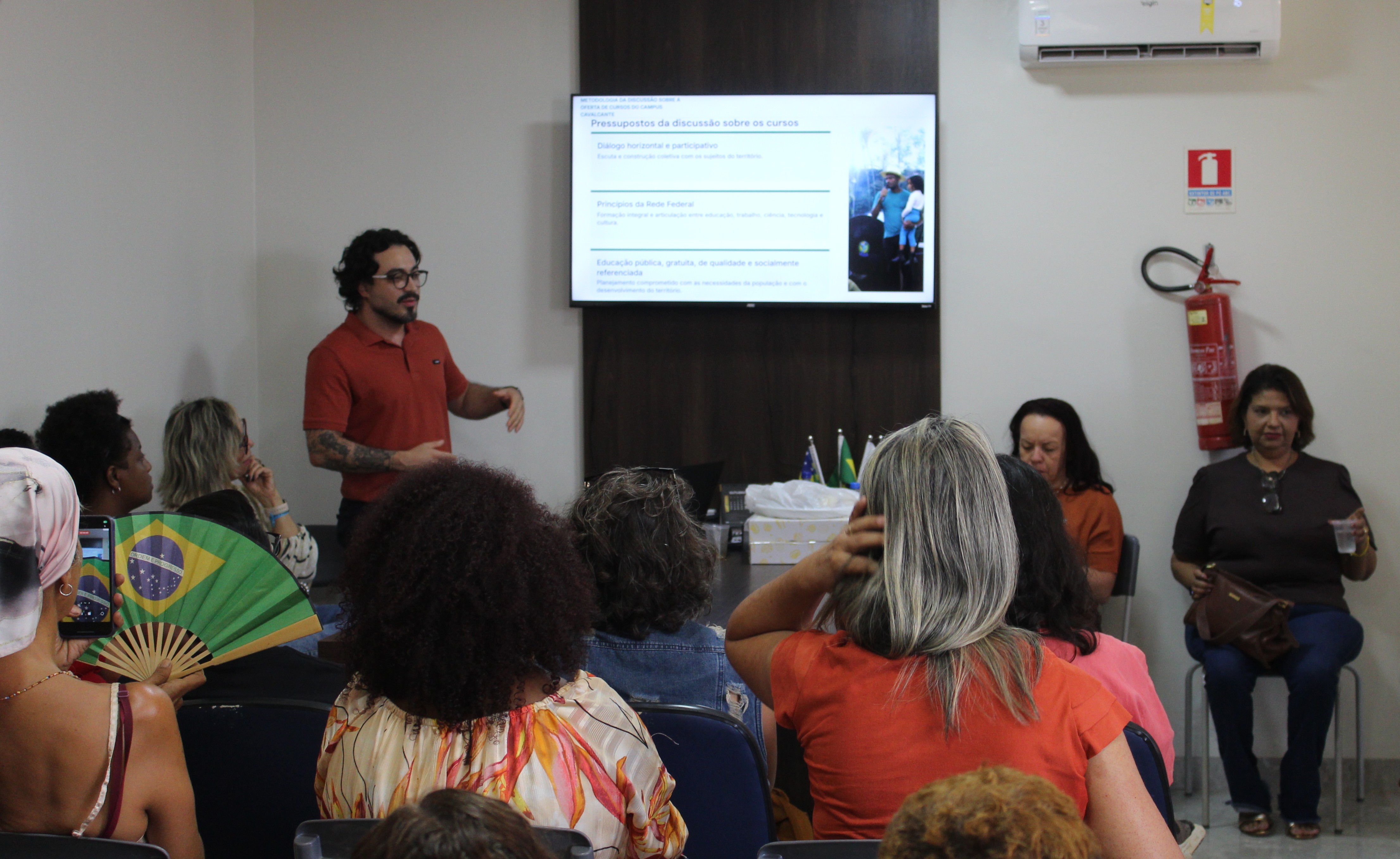 O pró-reitor de Ensino, professor Tauã, explicou como a comunidade pode participar da escolha dos cursos o serem ofertados