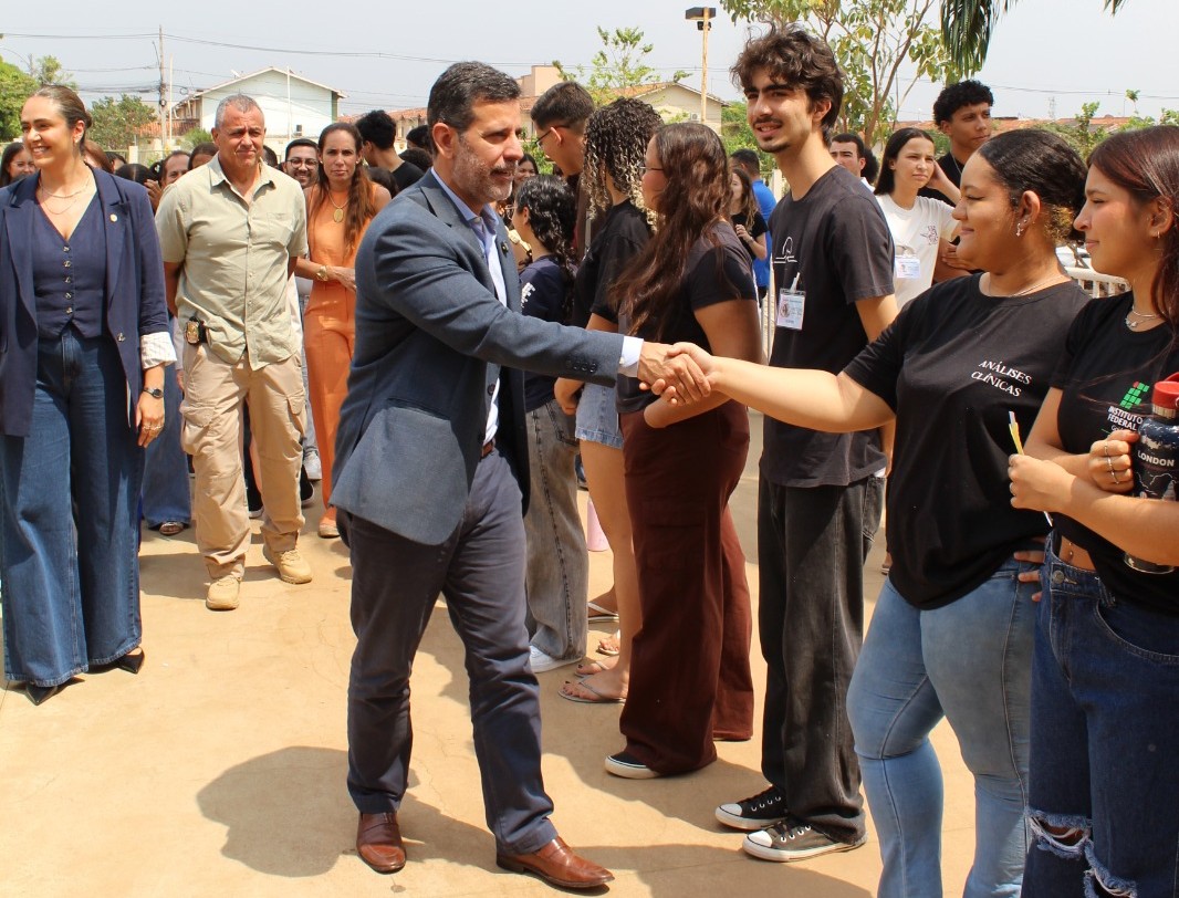 Ministro Leonardo Barchini foi recepcionado por estudantes do Câmpus Goiânia Oeste