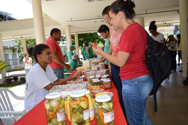 Agricultora familiar atende público da Feira Agroecológica
