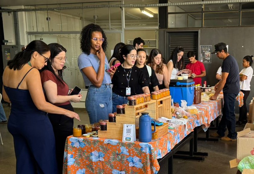 Público escolhe produtos de agricultor familiar na Feira Agroecológica