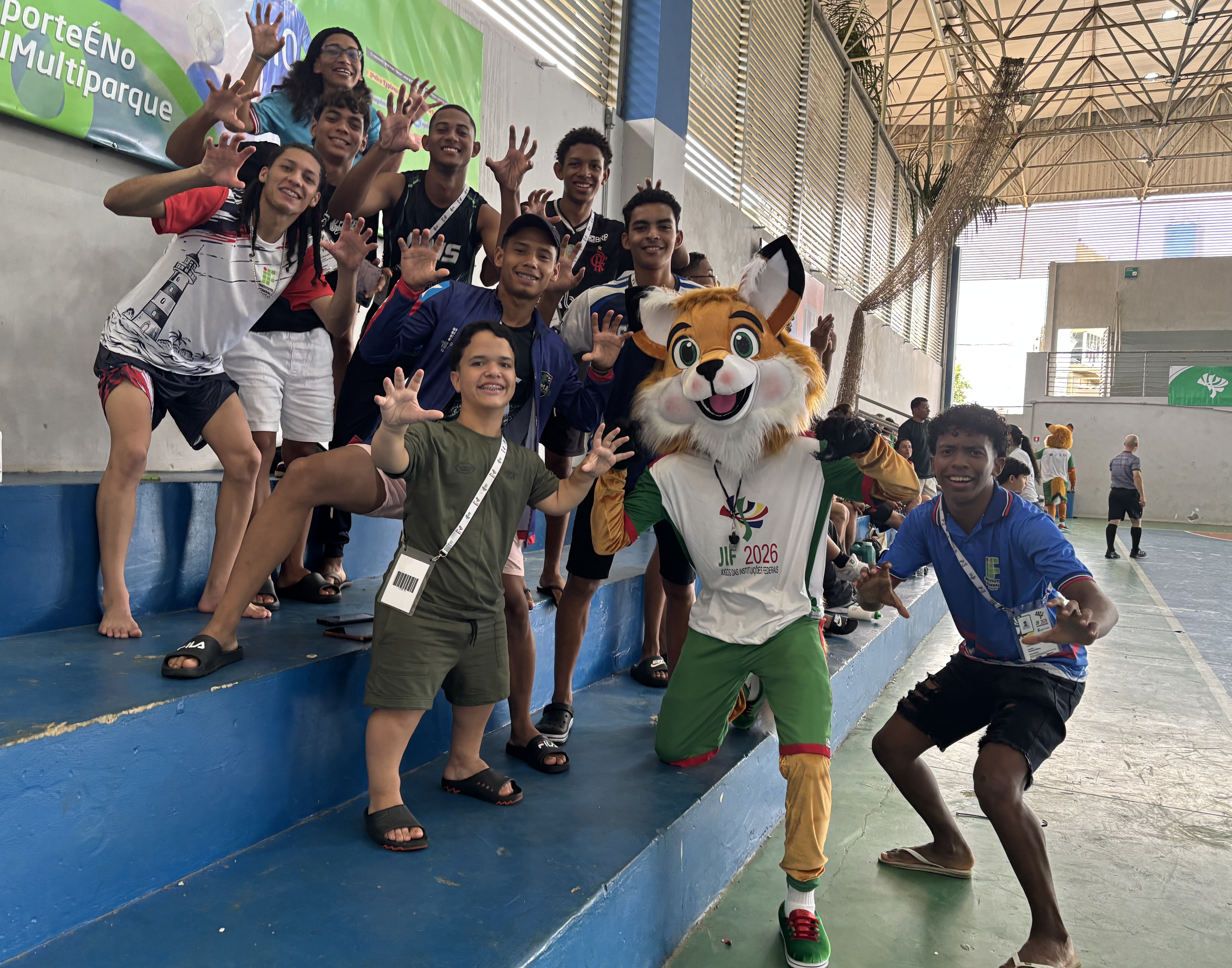 O GuarIF, mascote do JIF 2026, com torcedores