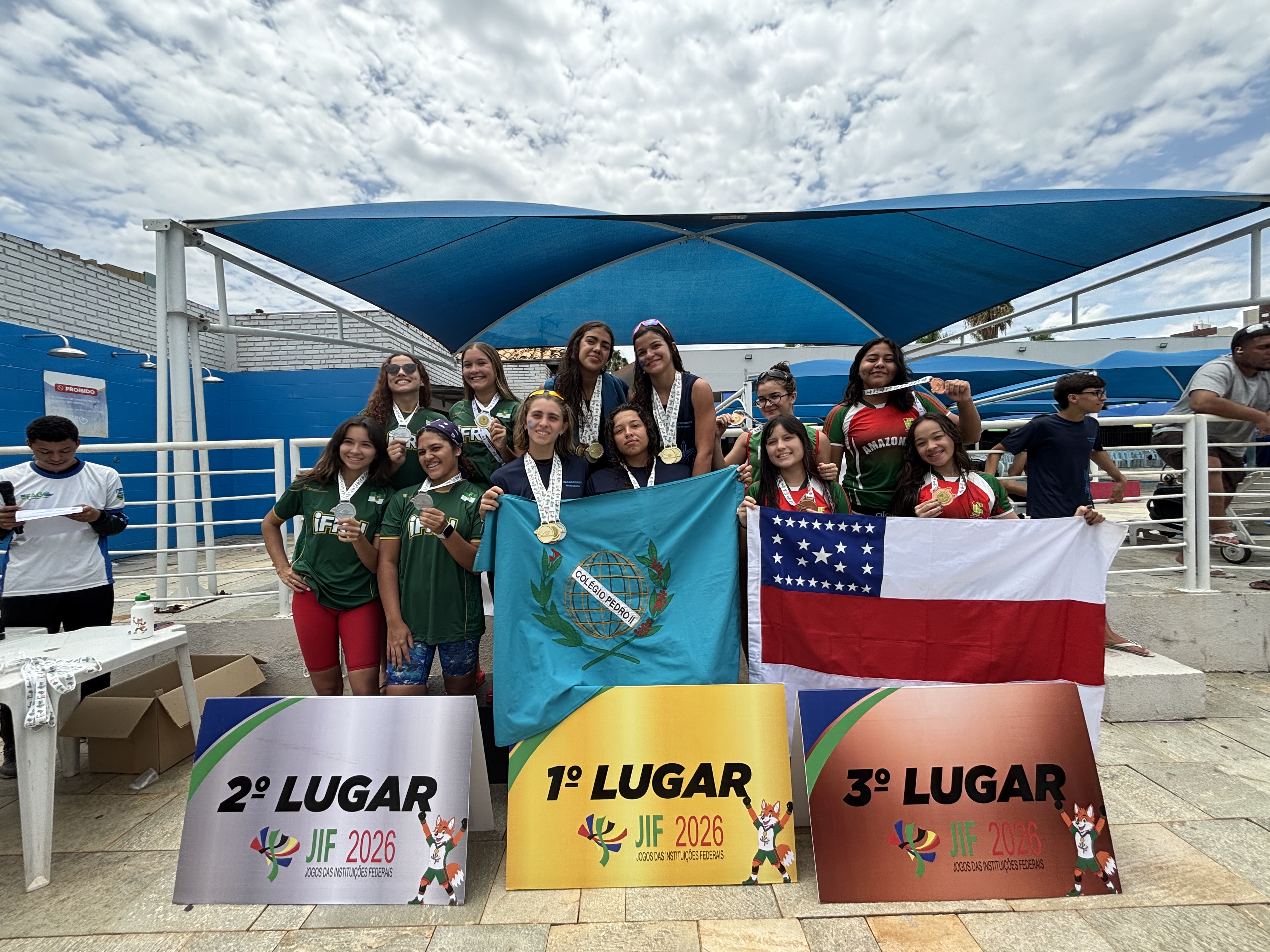 Atletas campeãs na disputa feminina por equipe