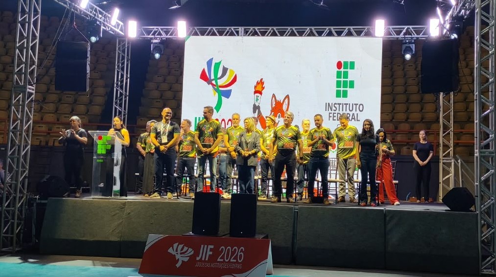 Presidida pela reitora Oneida Cristina, a mesa diretiva da solenidade teve participação de autoridades da Rede Federal, do secretário de Esporte e dois estudantes