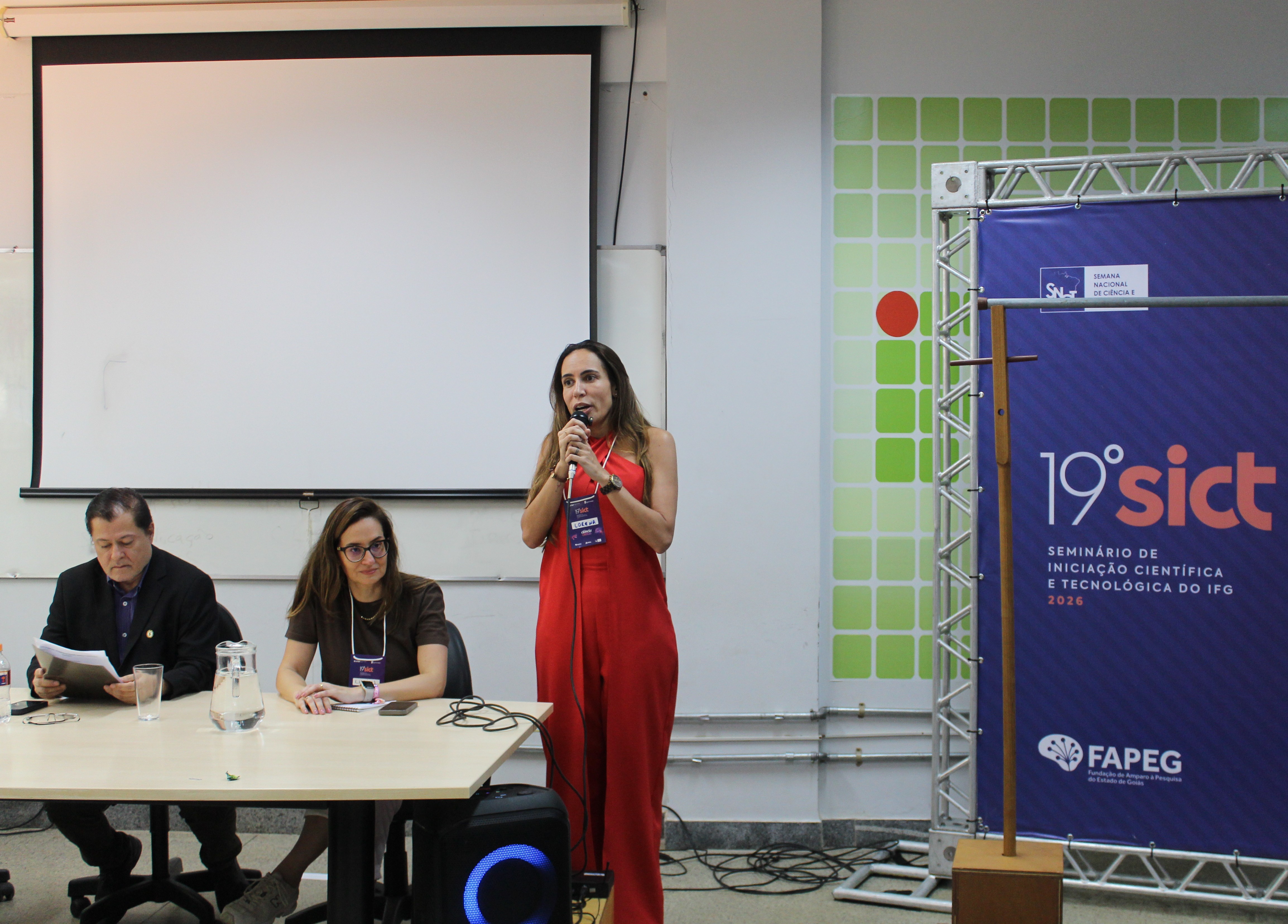 A professora Lorena Rosa, a professora Lilian Pascoa e o professor Brito participaram da mesa de abertura do 19º SICT